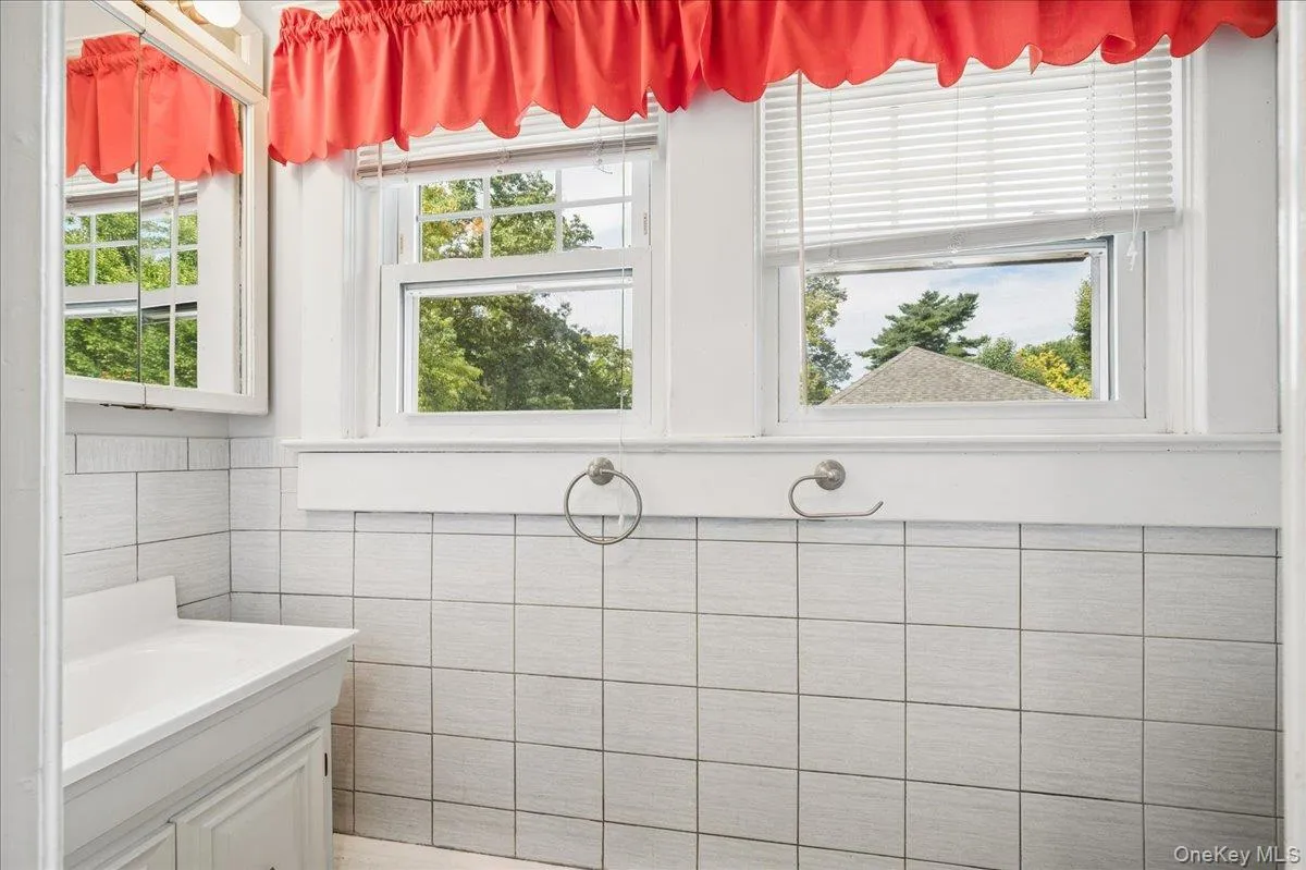 Half bath right off the laundry room. Half bath right off the laundry room.