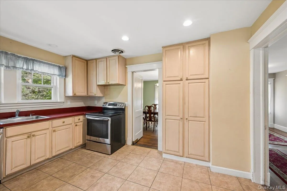 Ample amount of cabinetry in the kitchen. Ample amount of cabinetry in the kitchen.