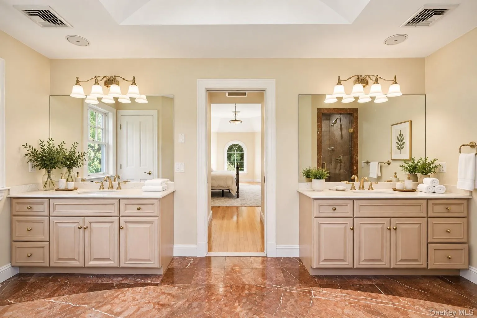 Five piece en-suite bath. Five piece en-suite bath.