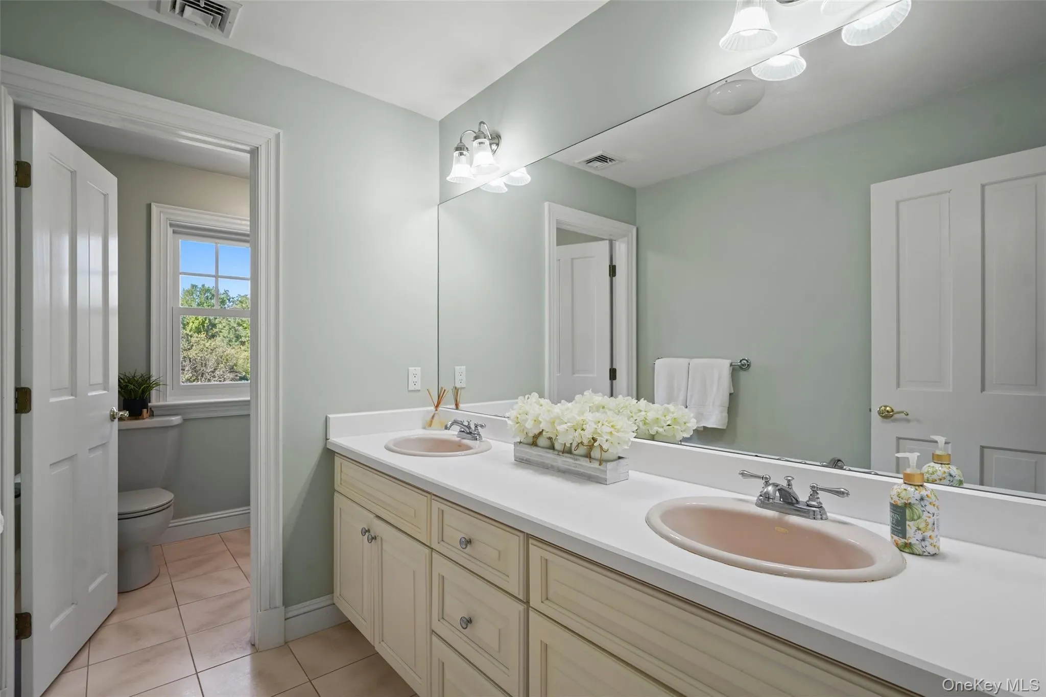 Full bath with seperate tub room. Full bath with seperate tub room.