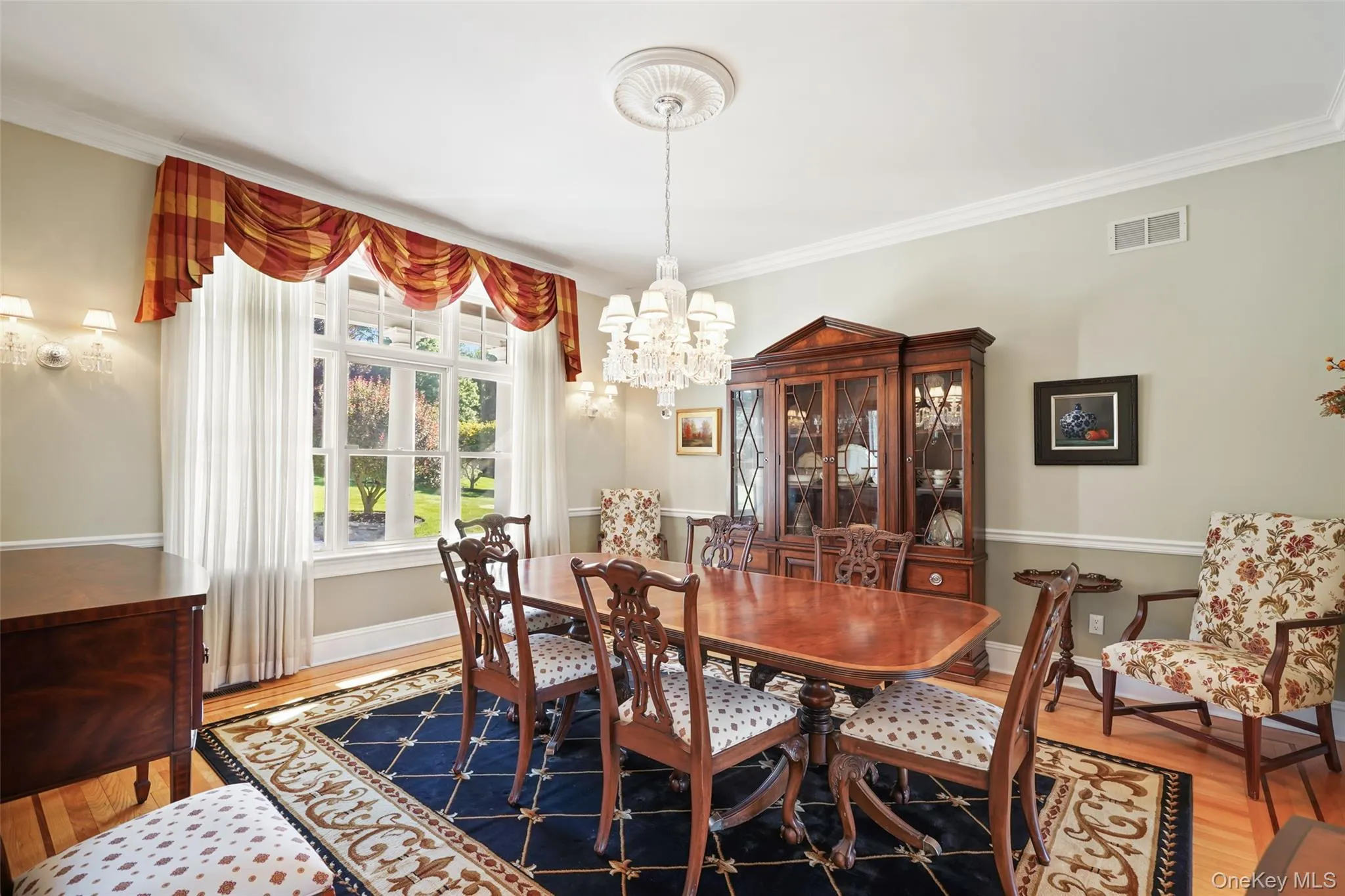 Sun-lit with high ceilings. Sun-lit with high ceilings.