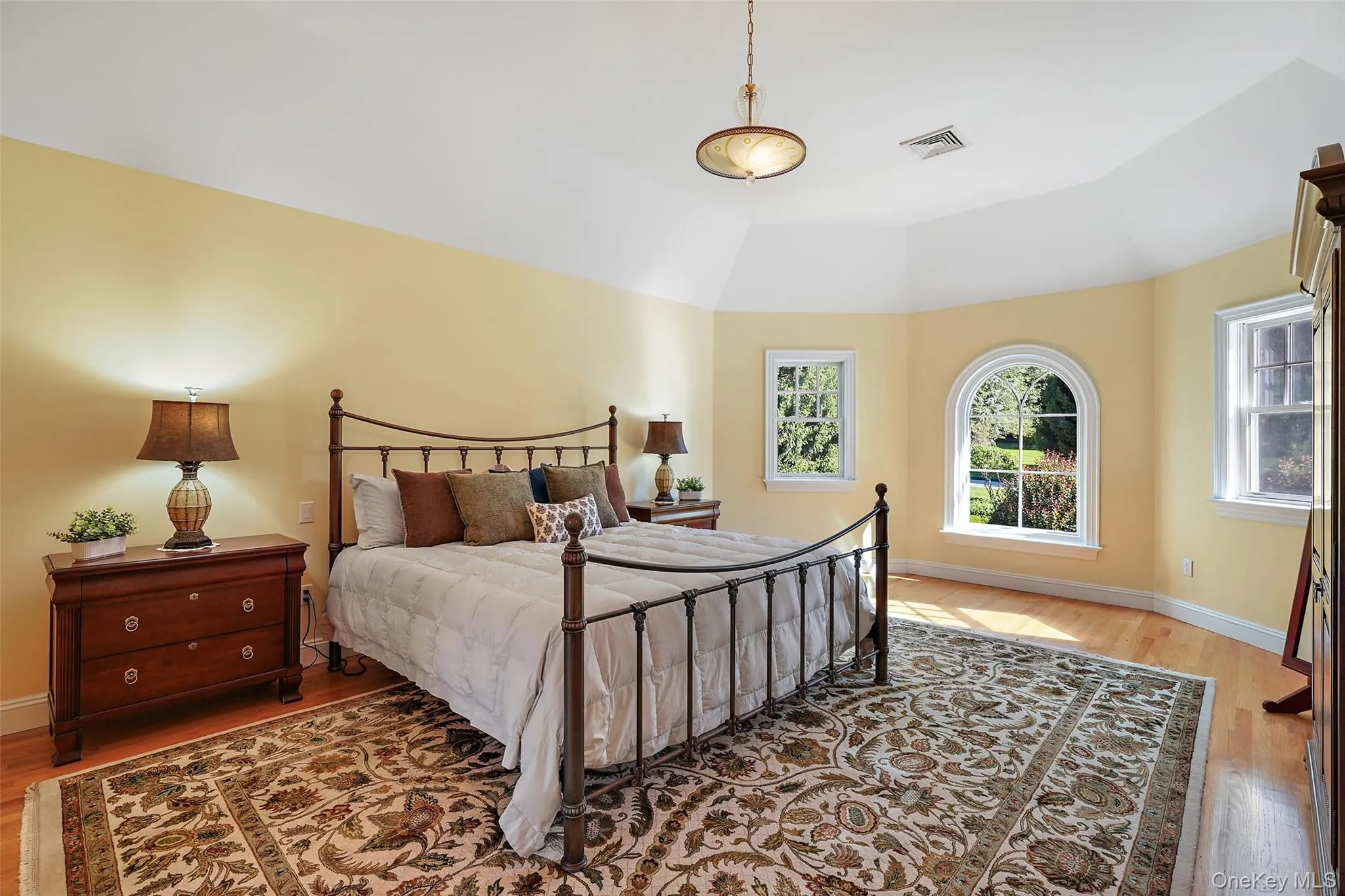 Sun-lit with tray ceilings. Sun-lit with tray ceilings.