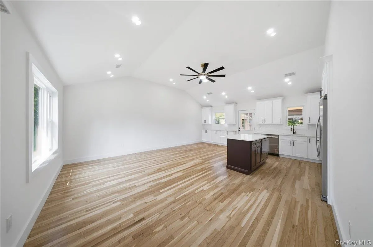 Living/Dining/Kitchen Living/Dining/Kitchen
