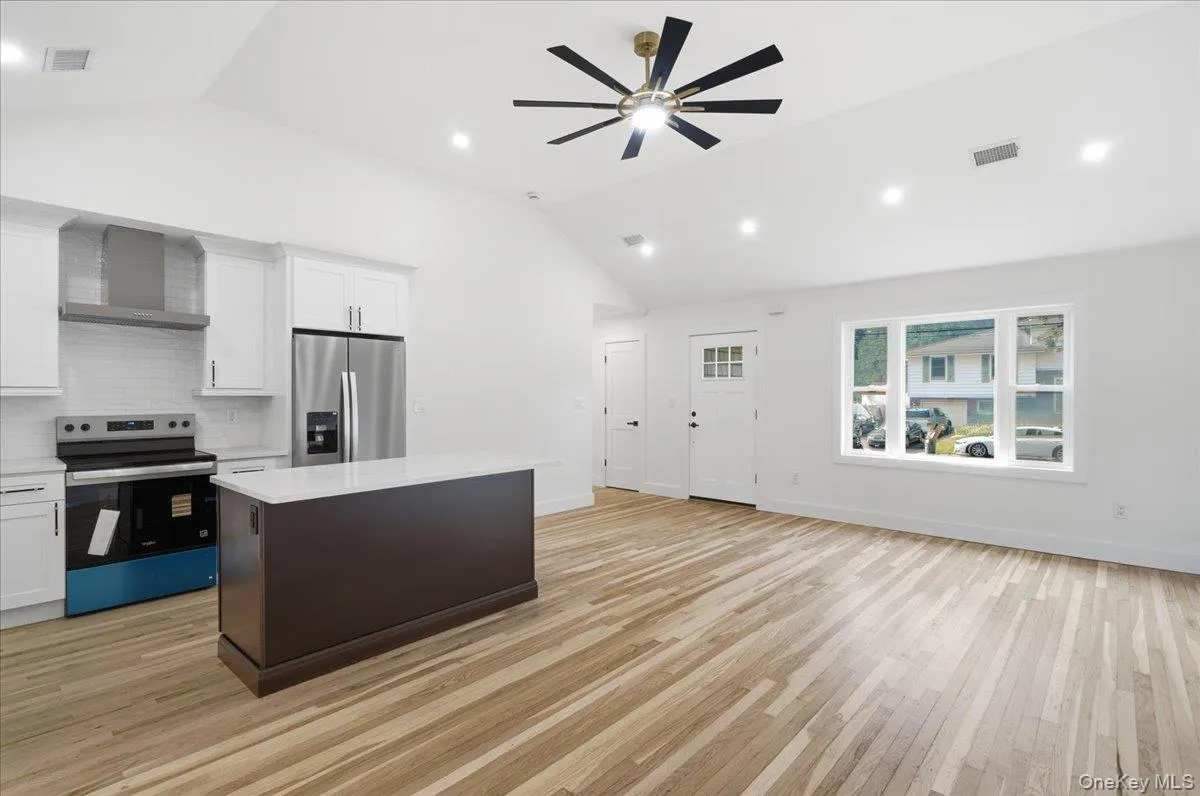 Living/Dining/Kitchen Living/Dining/Kitchen