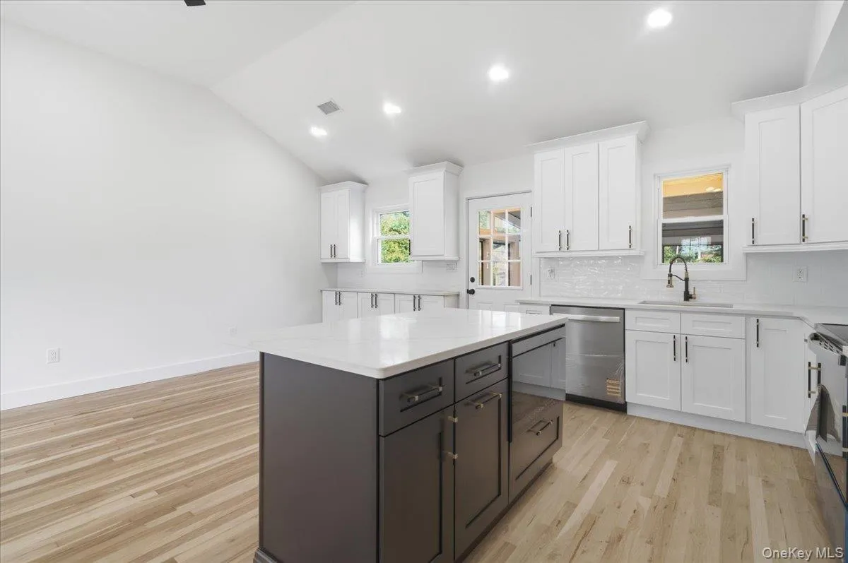 Kitchen/Dining Kitchen/Dining