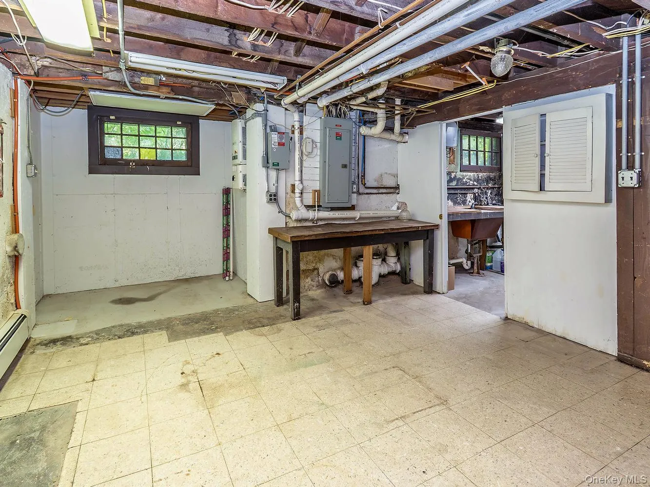 Storage and tool bench Storage and tool bench