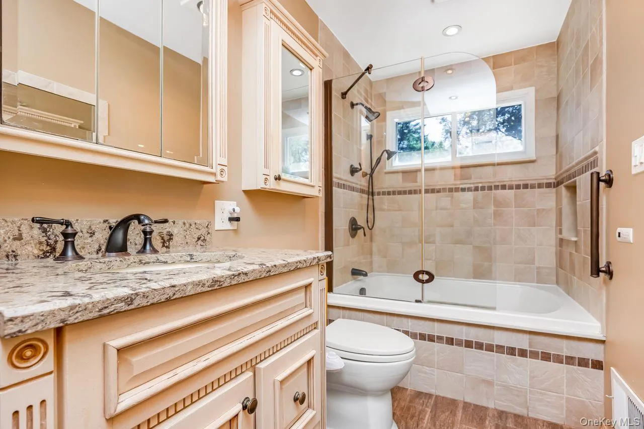 Upper-level hall Bathroom with Jet Tub Upper-level hall Bathroom with Jet Tub
