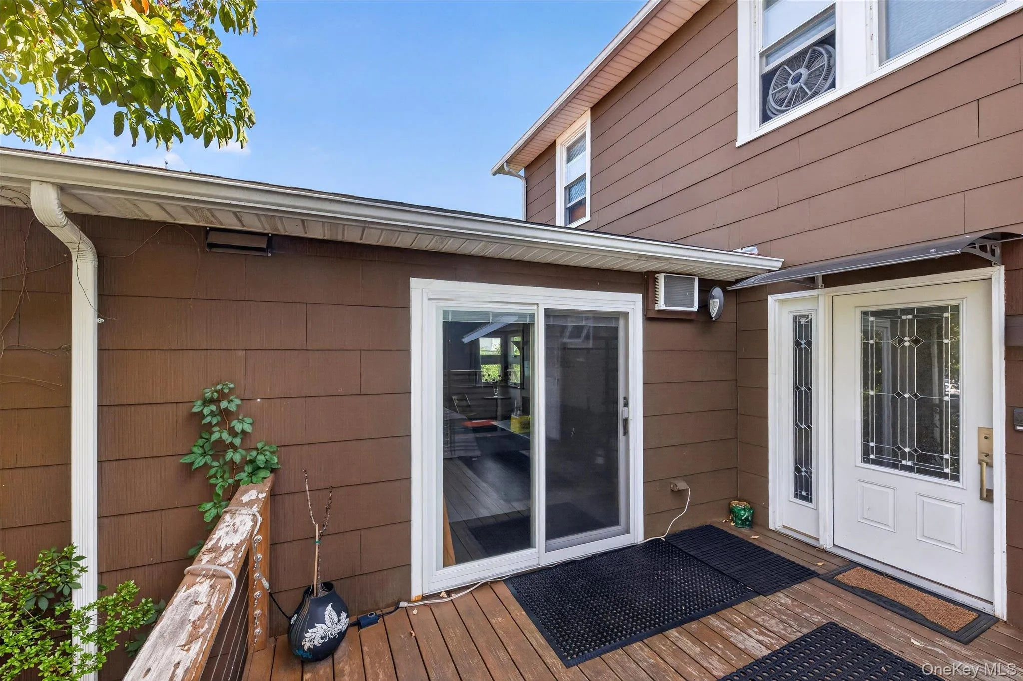 Entry to the studio is through a sliding door. Entry to the studio is through a sliding door.