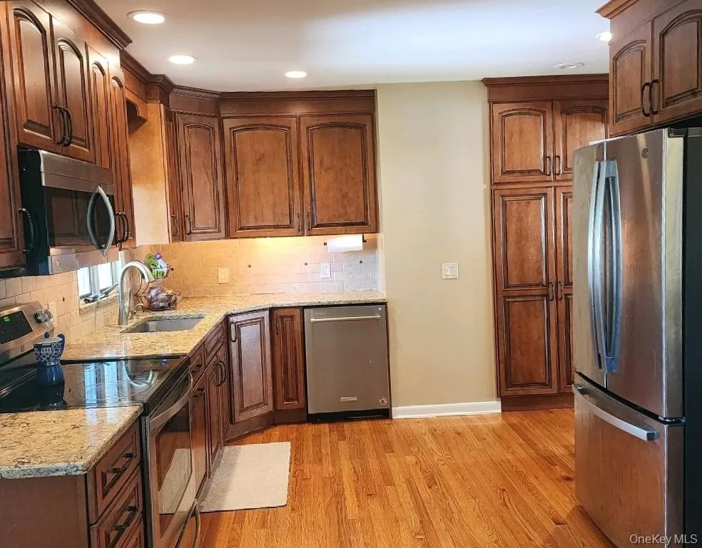 Efficient working floor plan with lots of cabinets Efficient working floor plan with lots of cabinets