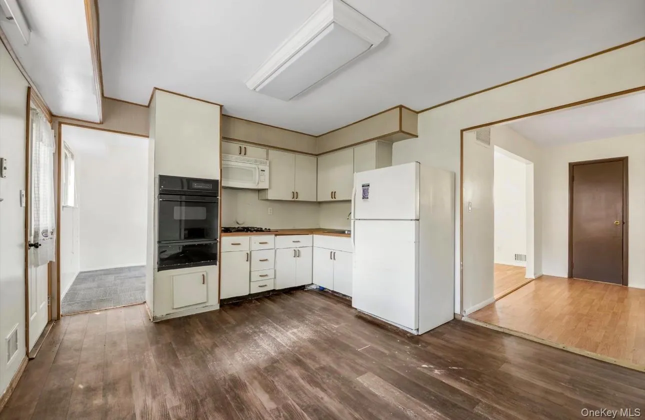 136 Broadway, Huntington, NY, 3 Bedrooms Bedrooms, 6 Rooms Rooms,1 BathroomBathrooms,Residential,For Rent,Broadway,0,1048885 136 Broadway, Huntington, NY, 3 Bedrooms Bedrooms, 6 Rooms Rooms,1 BathroomBathrooms,Residential,For Rent,Broadway,0,1048885