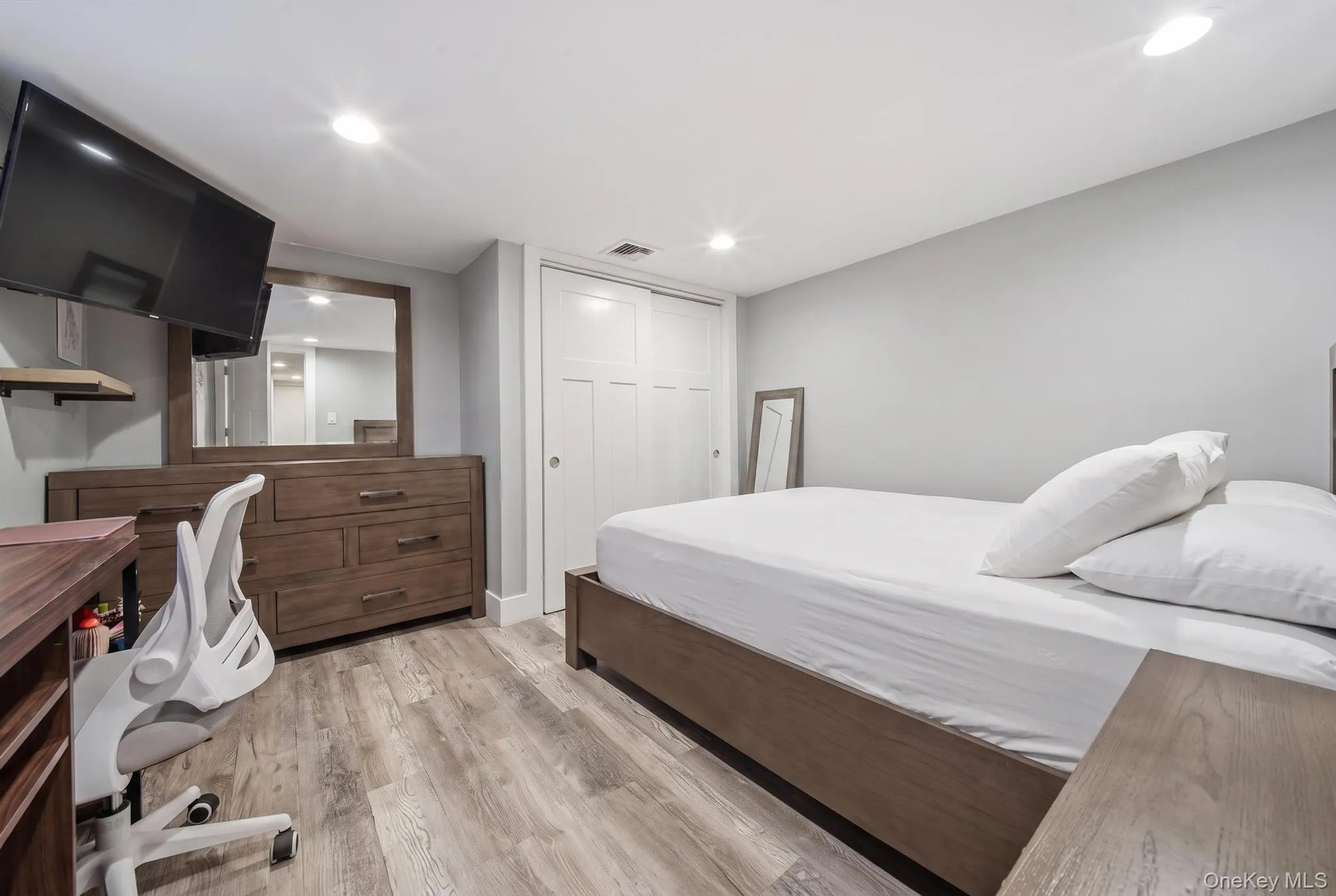 18 Devon Road, Oyster Bay, NY, 3 Bedrooms Bedrooms, 11 Rooms Rooms,2 BathroomsBathrooms,Residential,For Rent,Devon,0,1048948 18 Devon Road, Oyster Bay, NY, 3 Bedrooms Bedrooms, 11 Rooms Rooms,2 BathroomsBathrooms,Residential,For Rent,Devon,0,1048948