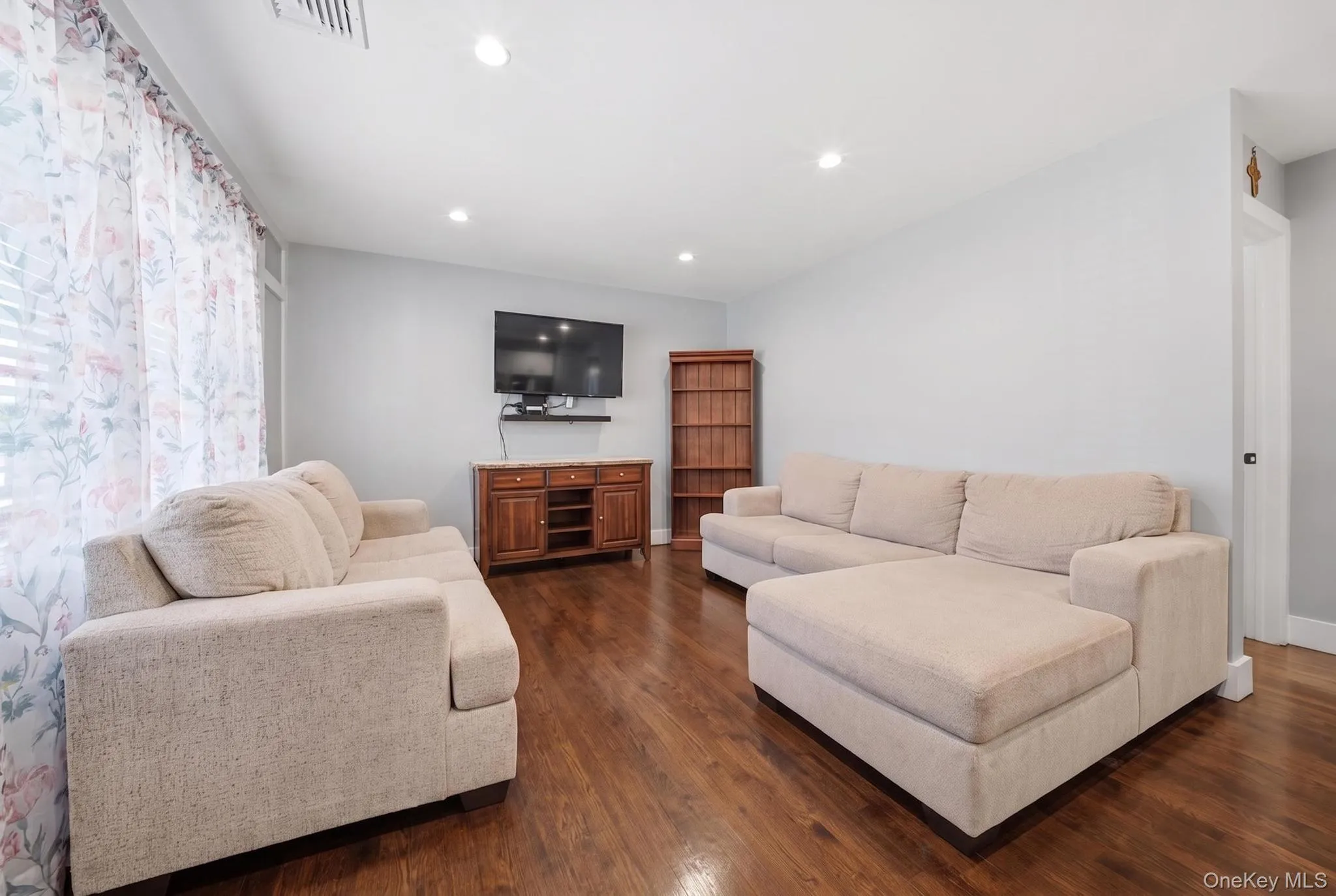 18 Devon Road, Oyster Bay, NY, 3 Bedrooms Bedrooms, 11 Rooms Rooms,2 BathroomsBathrooms,Residential,For Rent,Devon,0,1048948 18 Devon Road, Oyster Bay, NY, 3 Bedrooms Bedrooms, 11 Rooms Rooms,2 BathroomsBathrooms,Residential,For Rent,Devon,0,1048948