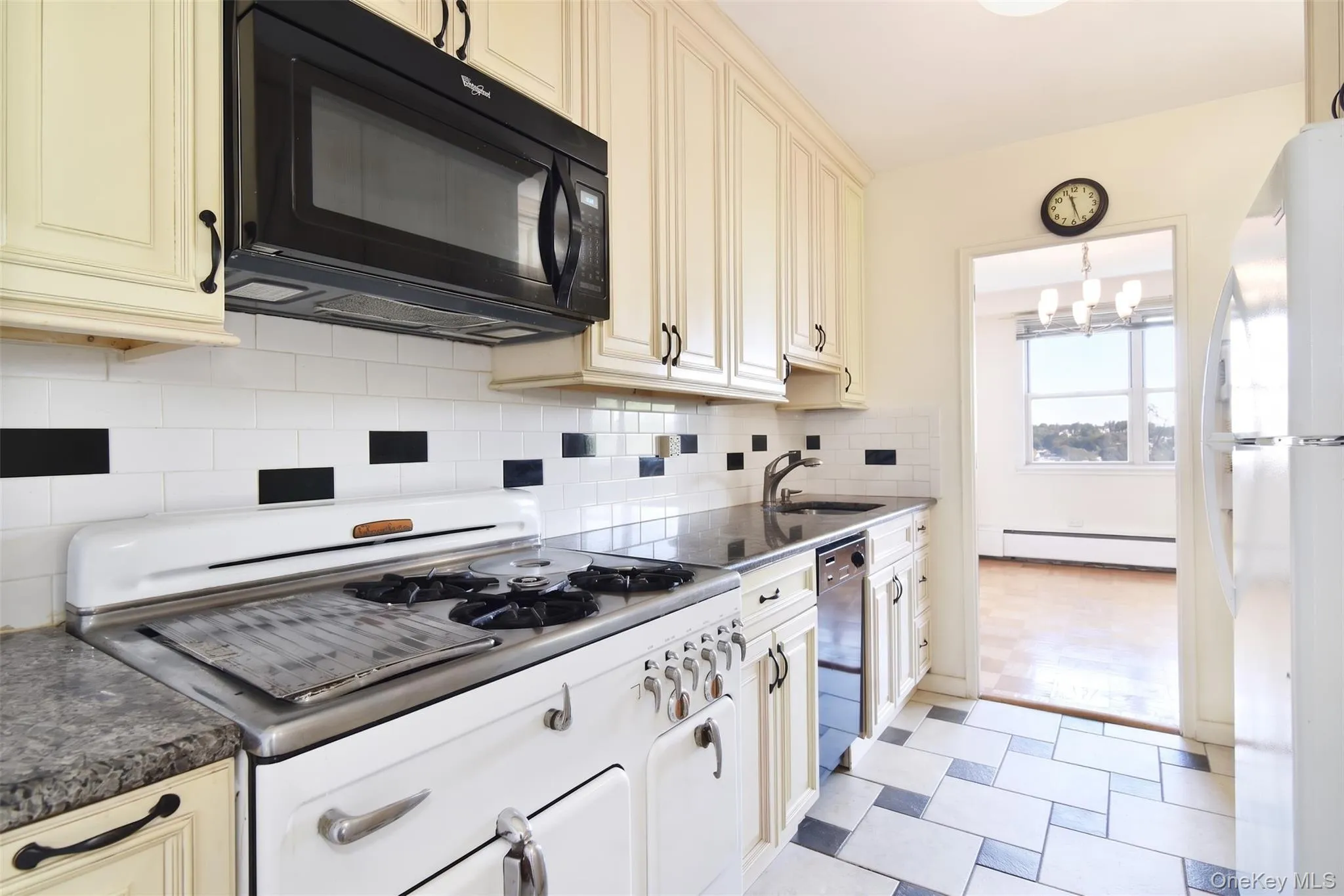 Kitchen featuring Chamber Stove! Kitchen featuring Chamber Stove!