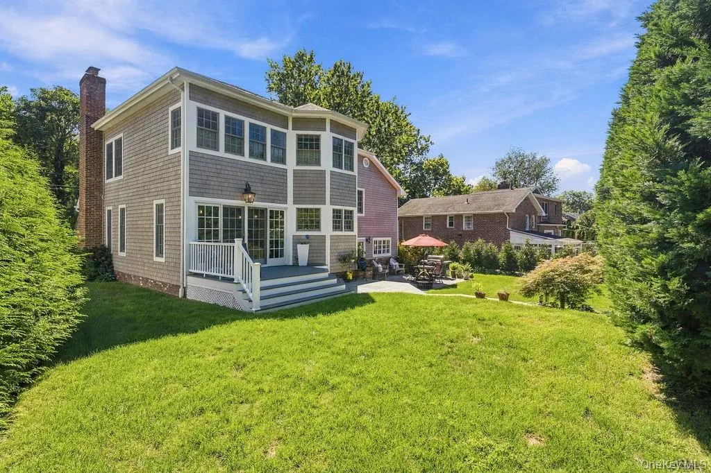 Expansive, beautifully landscaped back yard Expansive, beautifully landscaped back yard