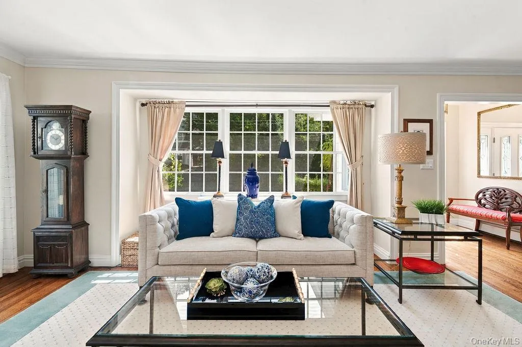 Gorgeous windows overlooking manicured front yard Gorgeous windows overlooking manicured front yard