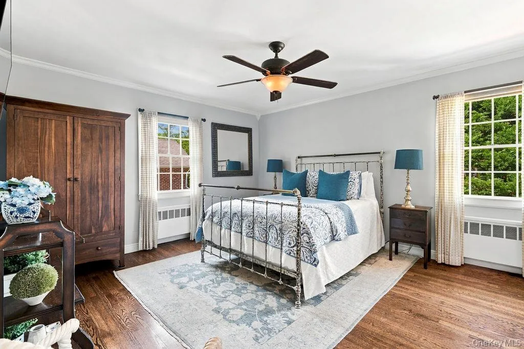Guest bedroom with en suite bath Guest bedroom with en suite bath