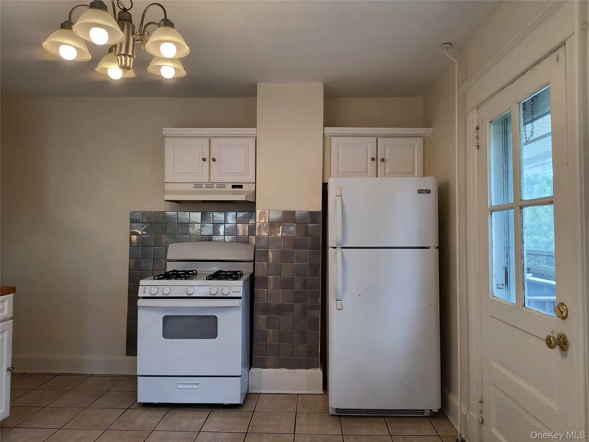Gas range, stainless on wall for easy cleanup! Gas range, stainless on wall for easy cleanup!