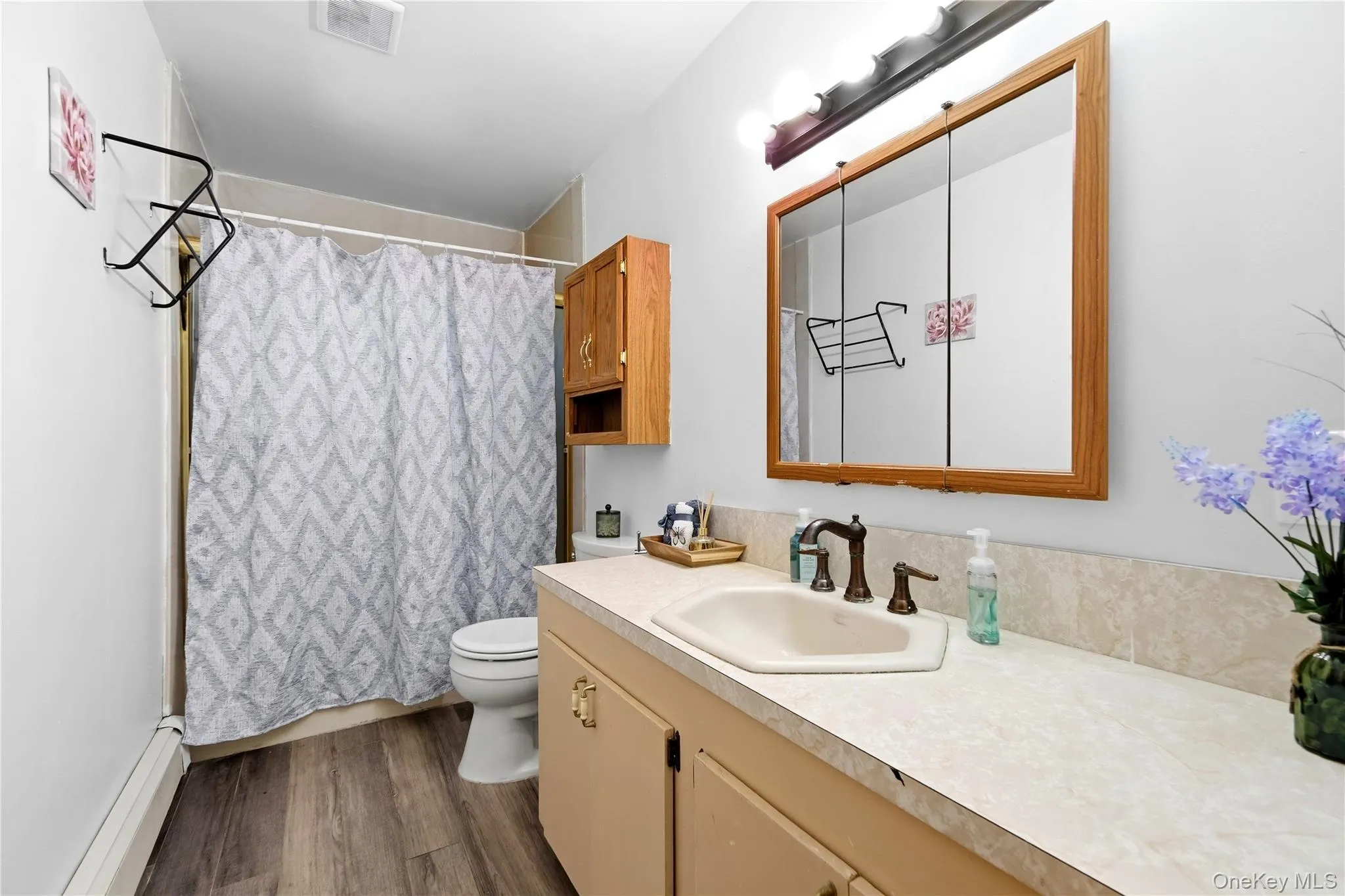 32 Edgewood Street, Brookhaven, NY, 3 Bedrooms Bedrooms, 7 Rooms Rooms,1 BathroomBathrooms,Residential,For Rent,Edgewood,0,1049004 32 Edgewood Street, Brookhaven, NY, 3 Bedrooms Bedrooms, 7 Rooms Rooms,1 BathroomBathrooms,Residential,For Rent,Edgewood,0,1049004