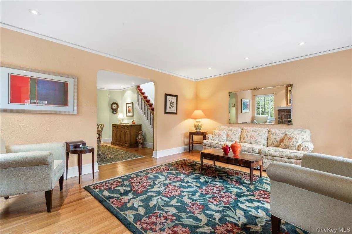 Welcoming, spacious living room! Welcoming, spacious living room!