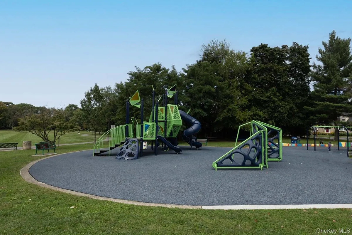 Florence Park, newly renovated playground is steps away! Florence Park, newly renovated playground is steps away!