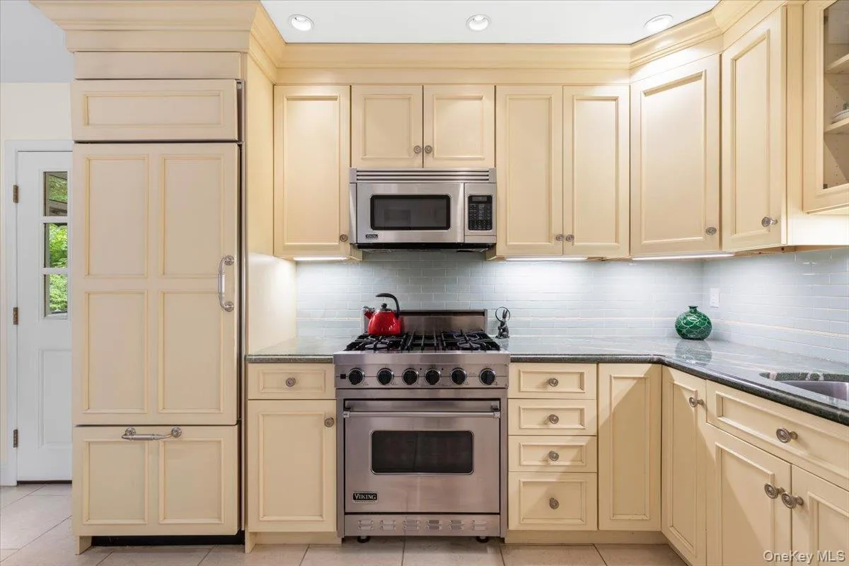Solid wood Plain & Fancy cabinets with Sub Zero refrigerator and Viking stove & microwave. Solid wood Plain & Fancy cabinets with Sub Zero refrigerator and Viking stove & microwave.