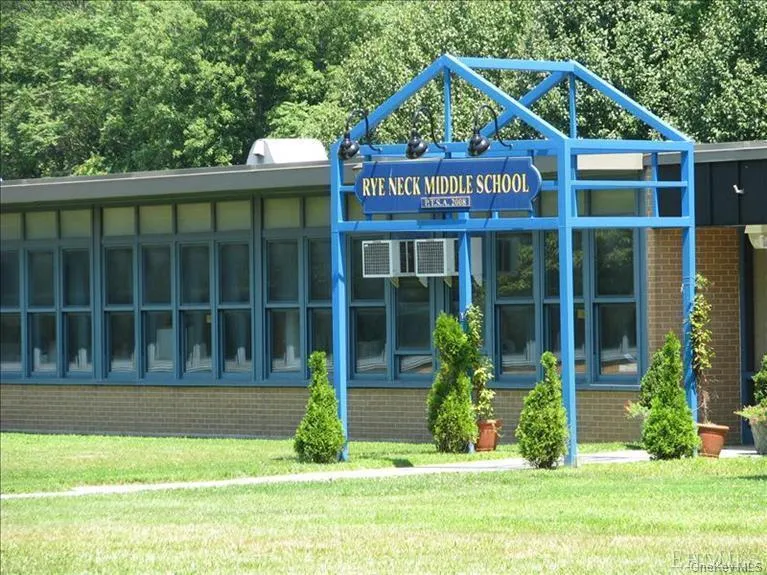 Rye Neck Middle School (6-8) Rye Neck Middle School (6-8)