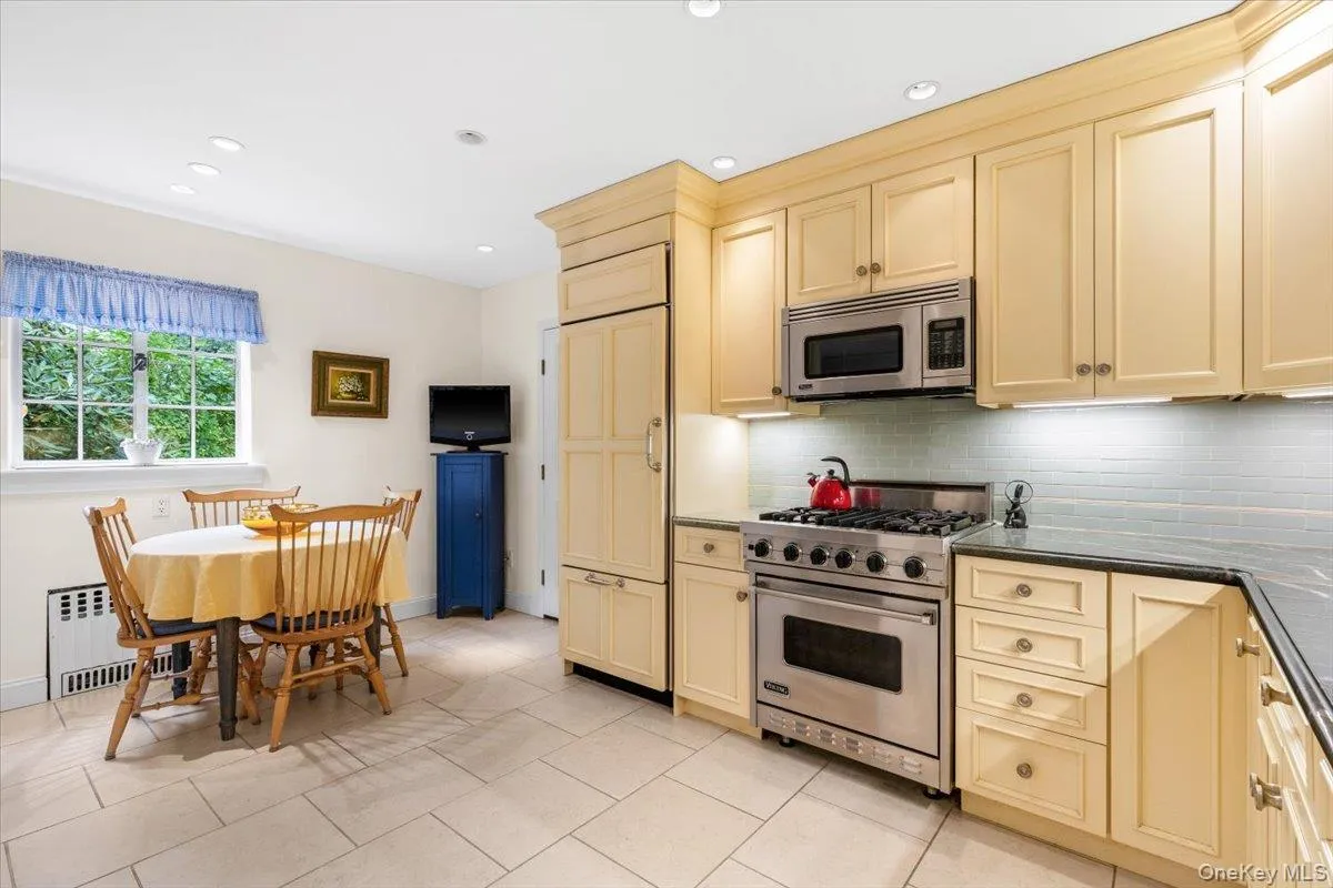 Eat-in-kitchen. Eat-in-kitchen.
