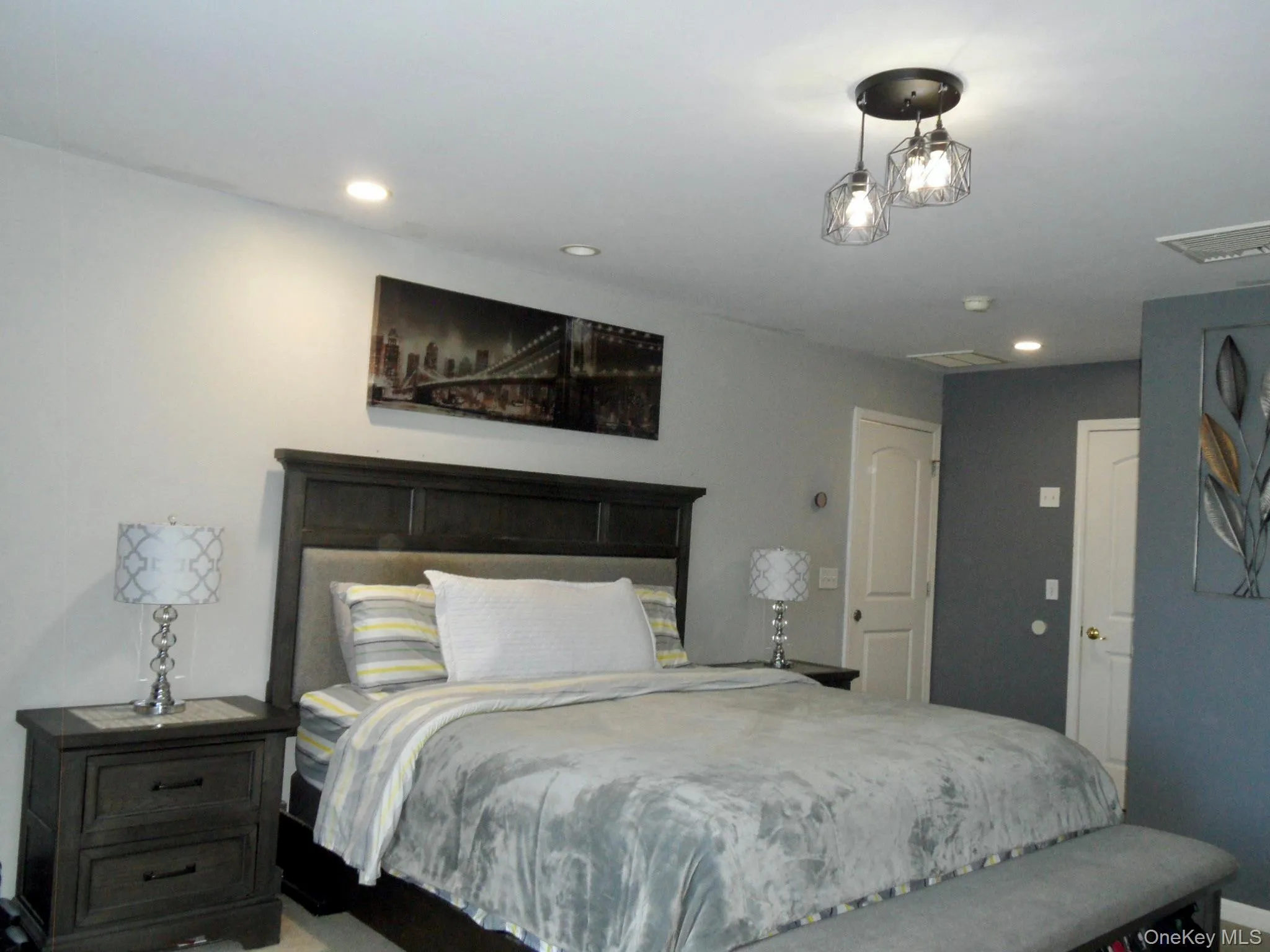 View #1 EnSuite w. Walk-in Closet, Carpet View #1 EnSuite w. Walk-in Closet, Carpet
