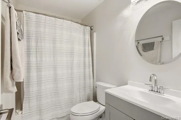 5 Old Neck Court, Brookhaven, NY, 5 Bedrooms Bedrooms, 11 Rooms Rooms,3 BathroomsBathrooms,Residential,For Rent,Old Neck,0,1049019 5 Old Neck Court, Brookhaven, NY, 5 Bedrooms Bedrooms, 11 Rooms Rooms,3 BathroomsBathrooms,Residential,For Rent,Old Neck,0,1049019