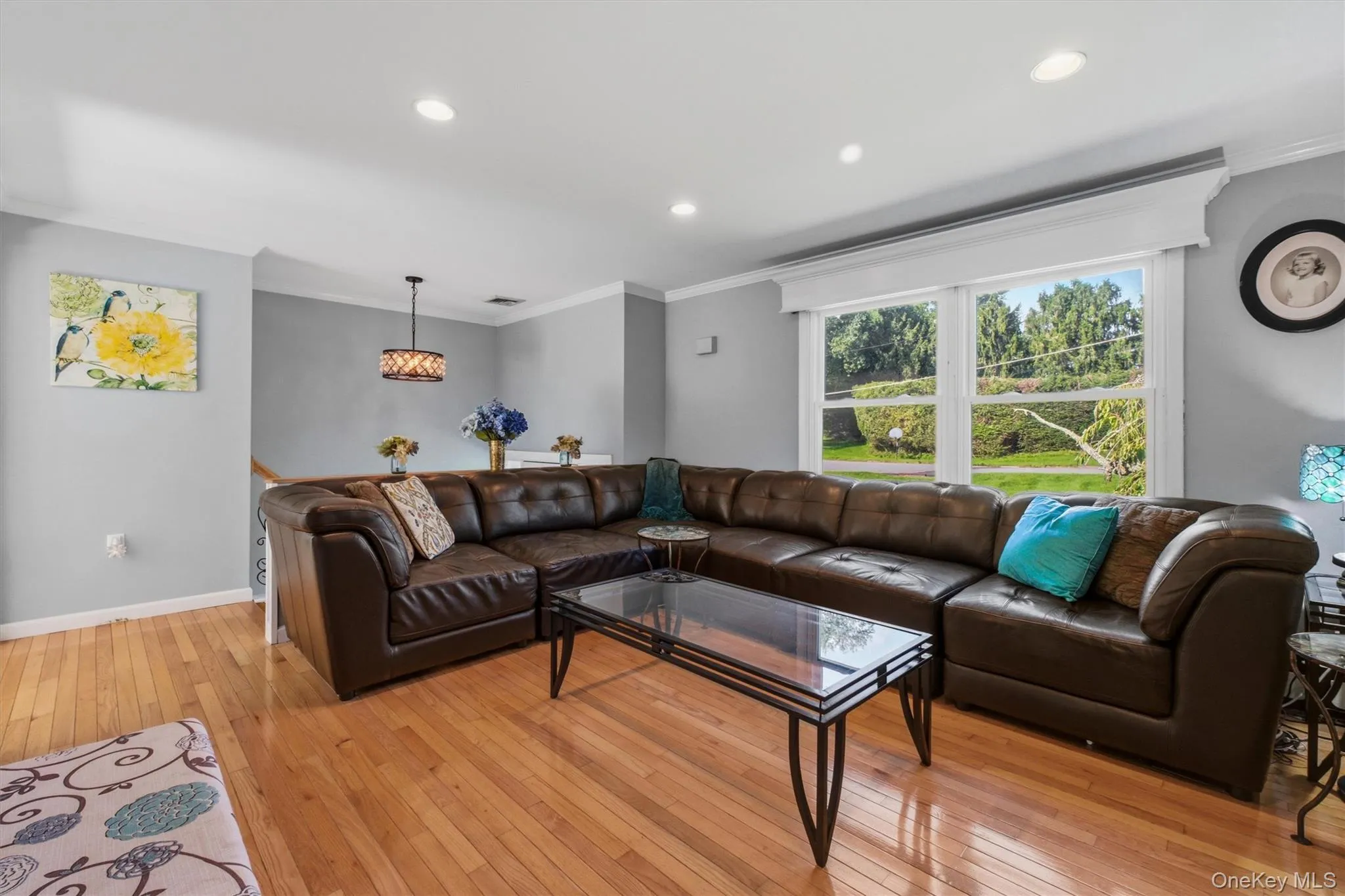 Livingroom w/hardwood floors, recessed lighting, newer windows throughout home. Livingroom w/hardwood floors, recessed lighting, newer windows throughout home.