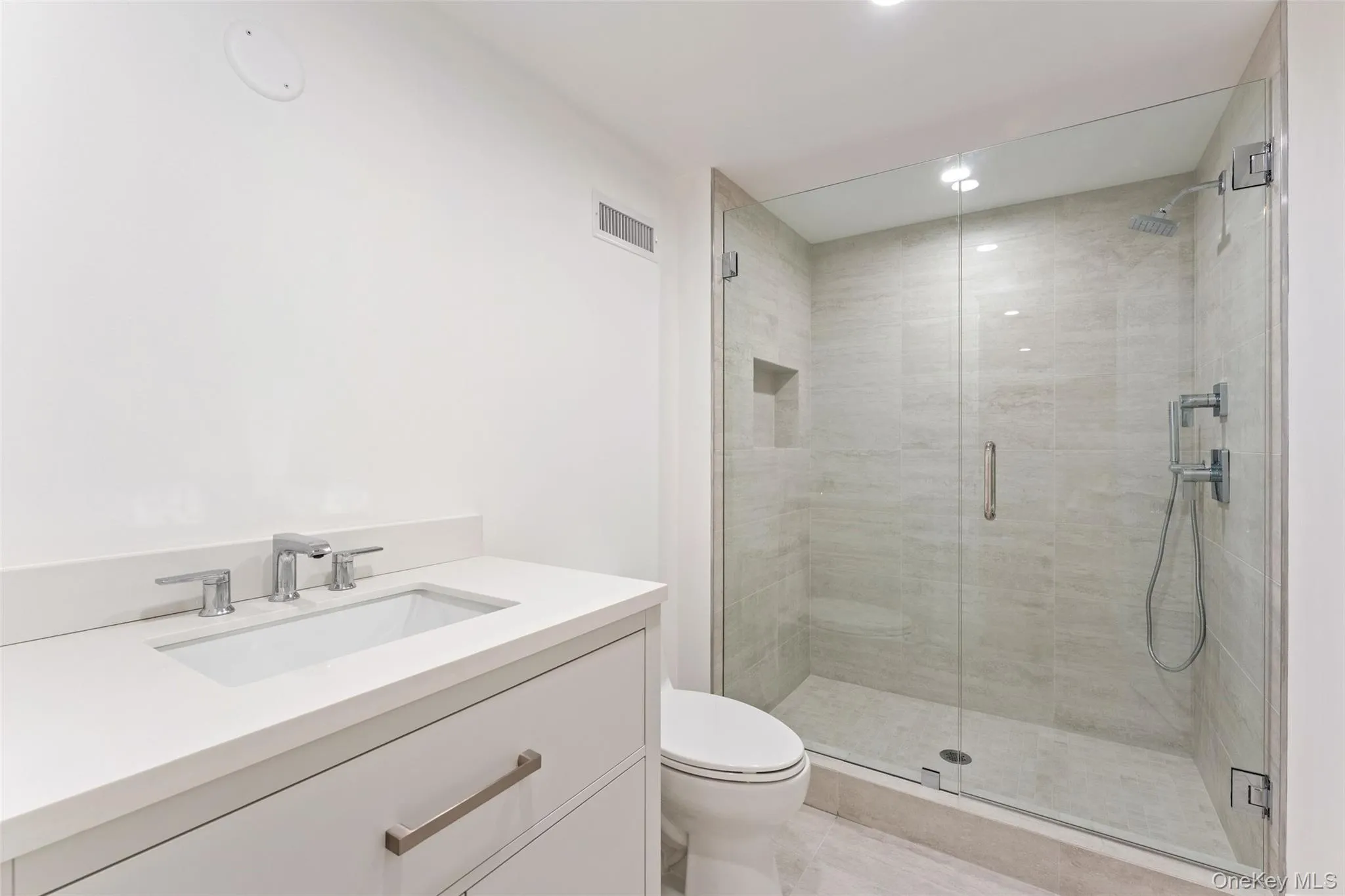 Full bathroon Full bathroon