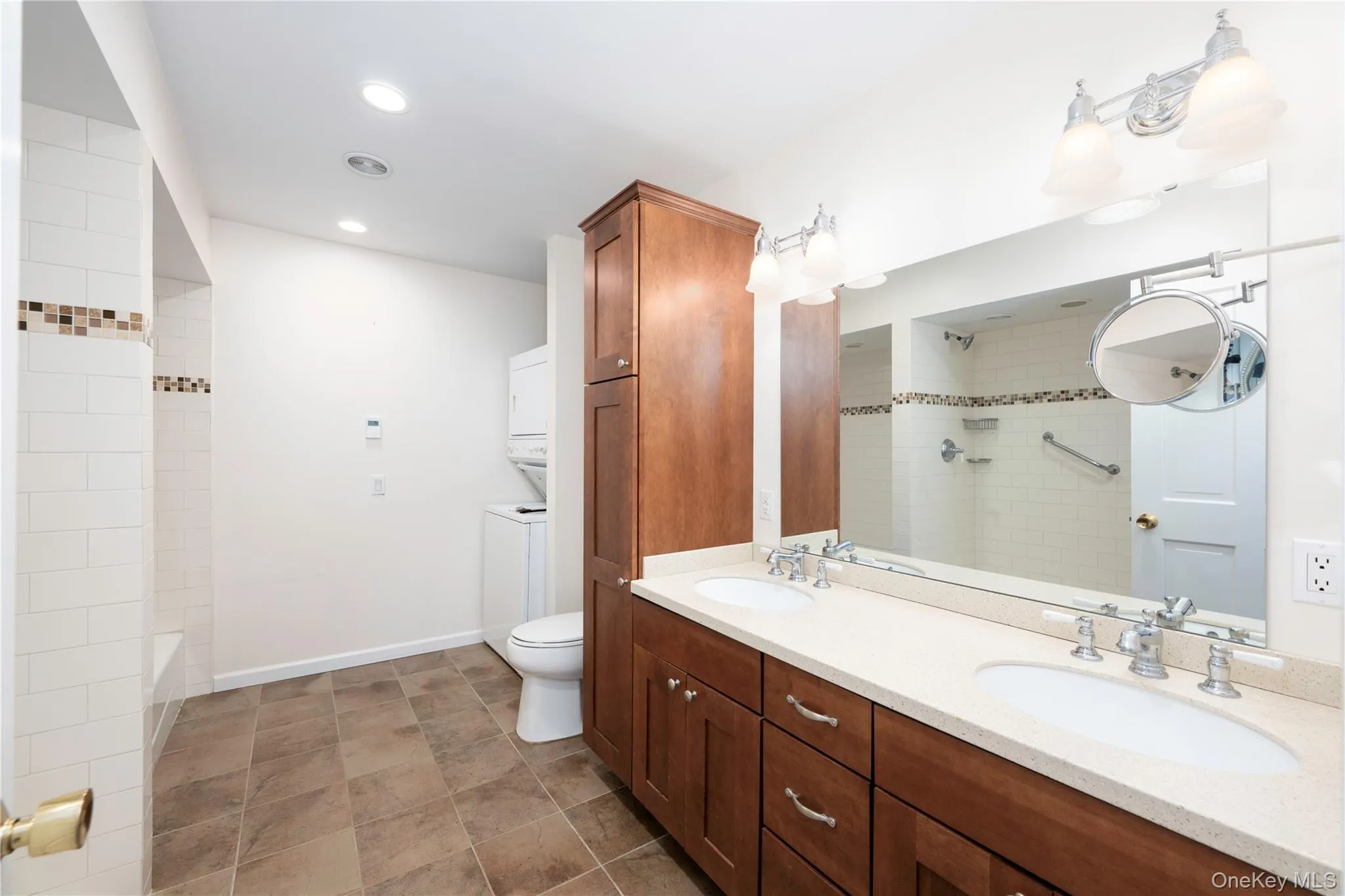 Large shower, double vanity, washer and dryer Large shower, double vanity, washer and dryer