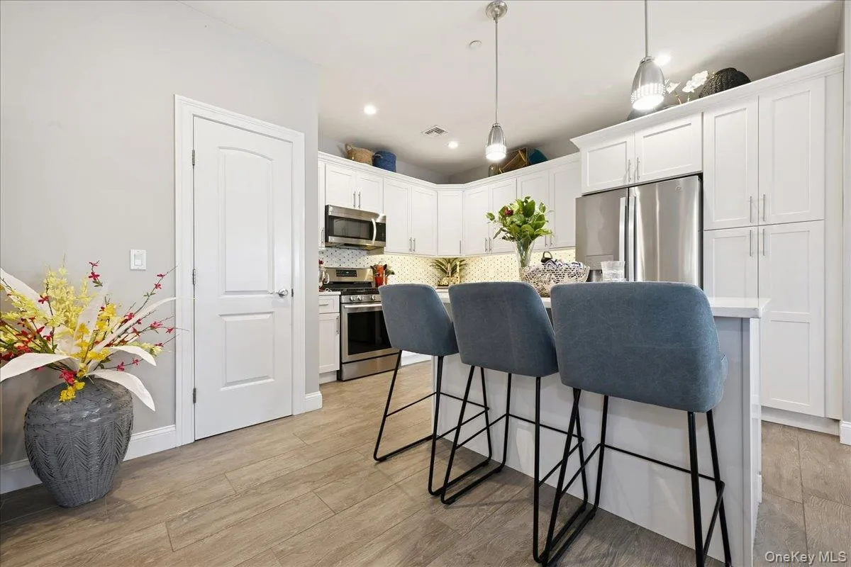301 Anchor Court, Babylon, NY, 1 Bedroom Bedrooms, 5 Rooms Rooms,2 BathroomsBathrooms,Residential,For Rent,Anchor,0,1049158 301 Anchor Court, Babylon, NY, 1 Bedroom Bedrooms, 5 Rooms Rooms,2 BathroomsBathrooms,Residential,For Rent,Anchor,0,1049158