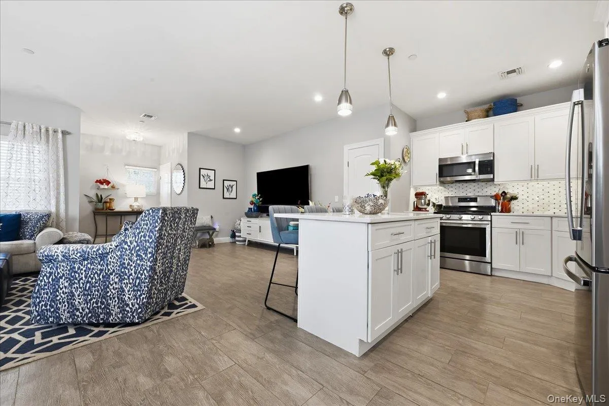 301 Anchor Court, Babylon, NY, 1 Bedroom Bedrooms, 5 Rooms Rooms,2 BathroomsBathrooms,Residential,For Rent,Anchor,0,1049158 301 Anchor Court, Babylon, NY, 1 Bedroom Bedrooms, 5 Rooms Rooms,2 BathroomsBathrooms,Residential,For Rent,Anchor,0,1049158