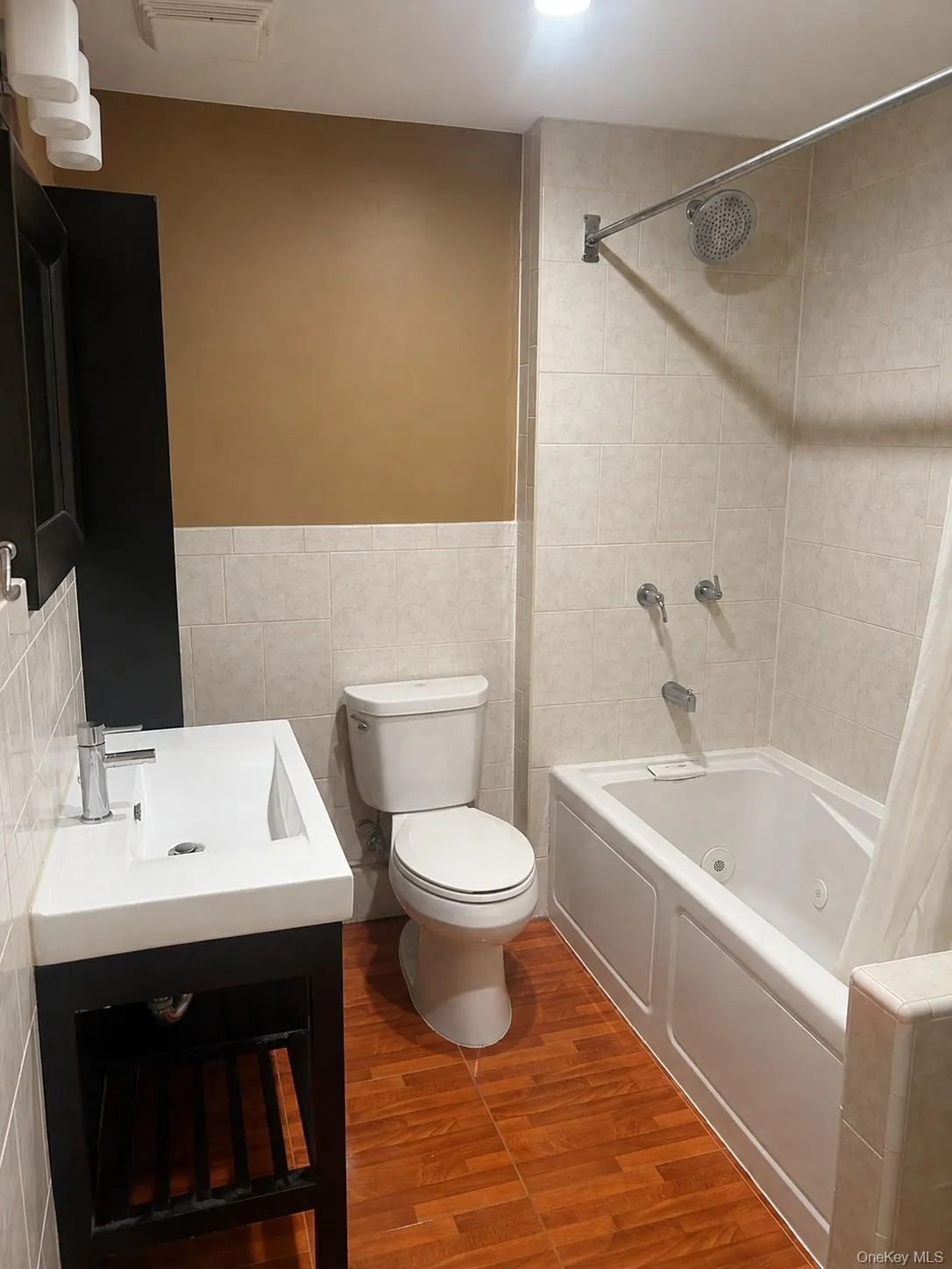 40 Maplewood Drive, Huntington, NY, 1 Bedroom Bedrooms, 5 Rooms Rooms,1 BathroomBathrooms,Residential Lease,For Rent,Maplewood,0,1049208 40 Maplewood Drive, Huntington, NY, 1 Bedroom Bedrooms, 5 Rooms Rooms,1 BathroomBathrooms,Residential Lease,For Rent,Maplewood,0,1049208