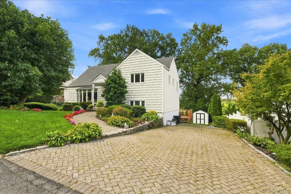 44 Montrose Road, Yonkers, NY, 3 Bedrooms Bedrooms, 9 Rooms Rooms,1 BathroomBathrooms,Residential,For Rent,Montrose,0,1049210 44 Montrose Road, Yonkers, NY, 3 Bedrooms Bedrooms, 9 Rooms Rooms,1 BathroomBathrooms,Residential,For Rent,Montrose,0,1049210