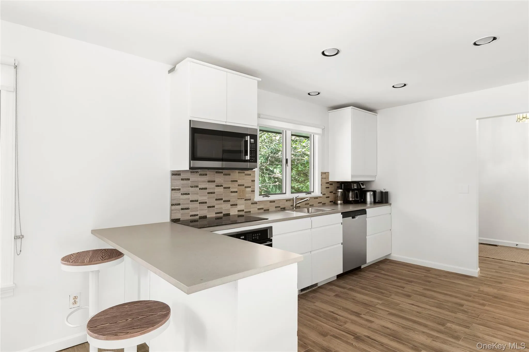 422 Montauk Highway, Southampton, NY, 4 Bedrooms Bedrooms, 10 Rooms Rooms,3 BathroomsBathrooms,Residential,For Rent,Montauk,0,1049213 422 Montauk Highway, Southampton, NY, 4 Bedrooms Bedrooms, 10 Rooms Rooms,3 BathroomsBathrooms,Residential,For Rent,Montauk,0,1049213