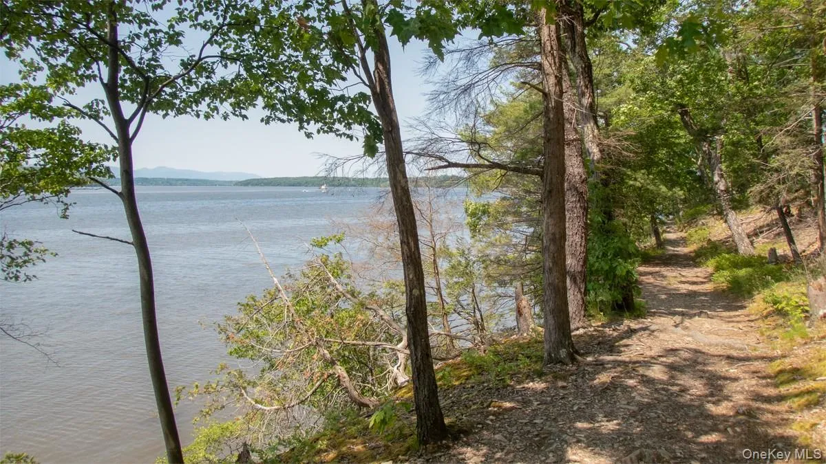 Walking path from Mills Mansion to Norrie Point Walking path from Mills Mansion to Norrie Point