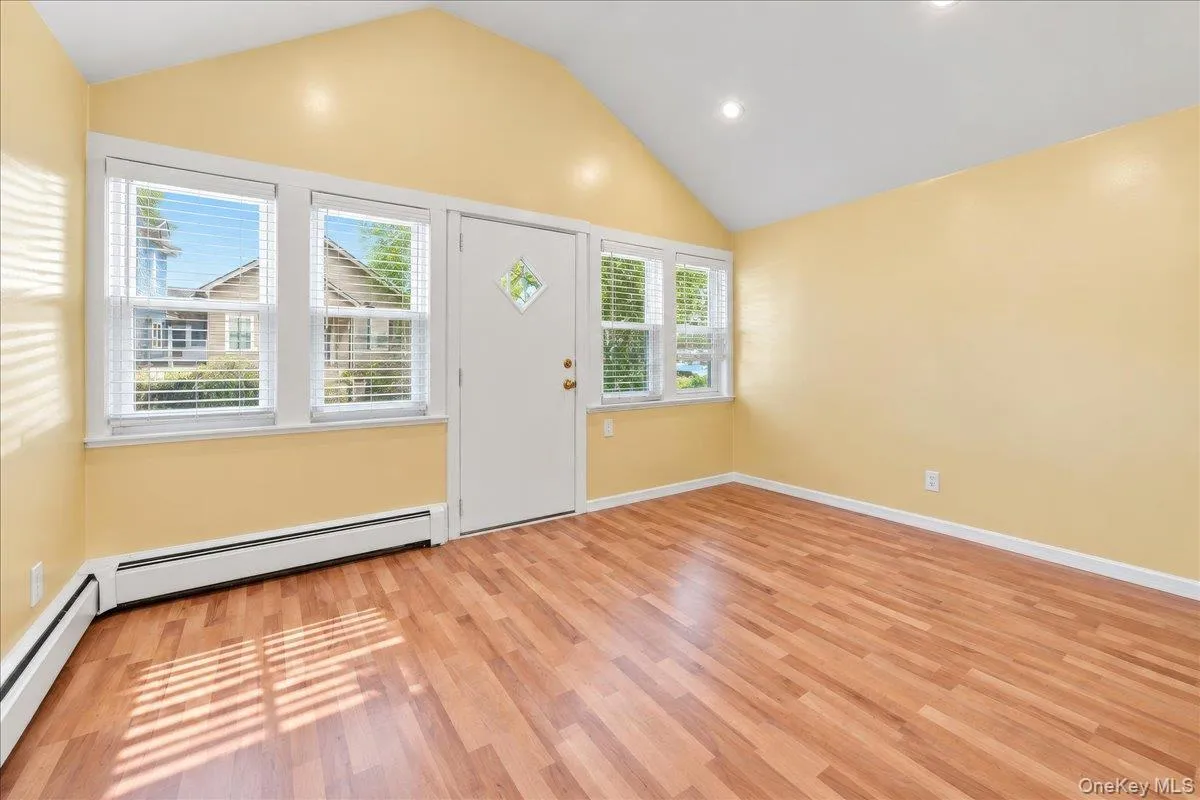 11 Oak Avenue, New York, NY, 2 Bedrooms Bedrooms, 4 Rooms Rooms,1 BathroomBathrooms,Residential,For Rent,Oak,0,1049248 11 Oak Avenue, New York, NY, 2 Bedrooms Bedrooms, 4 Rooms Rooms,1 BathroomBathrooms,Residential,For Rent,Oak,0,1049248