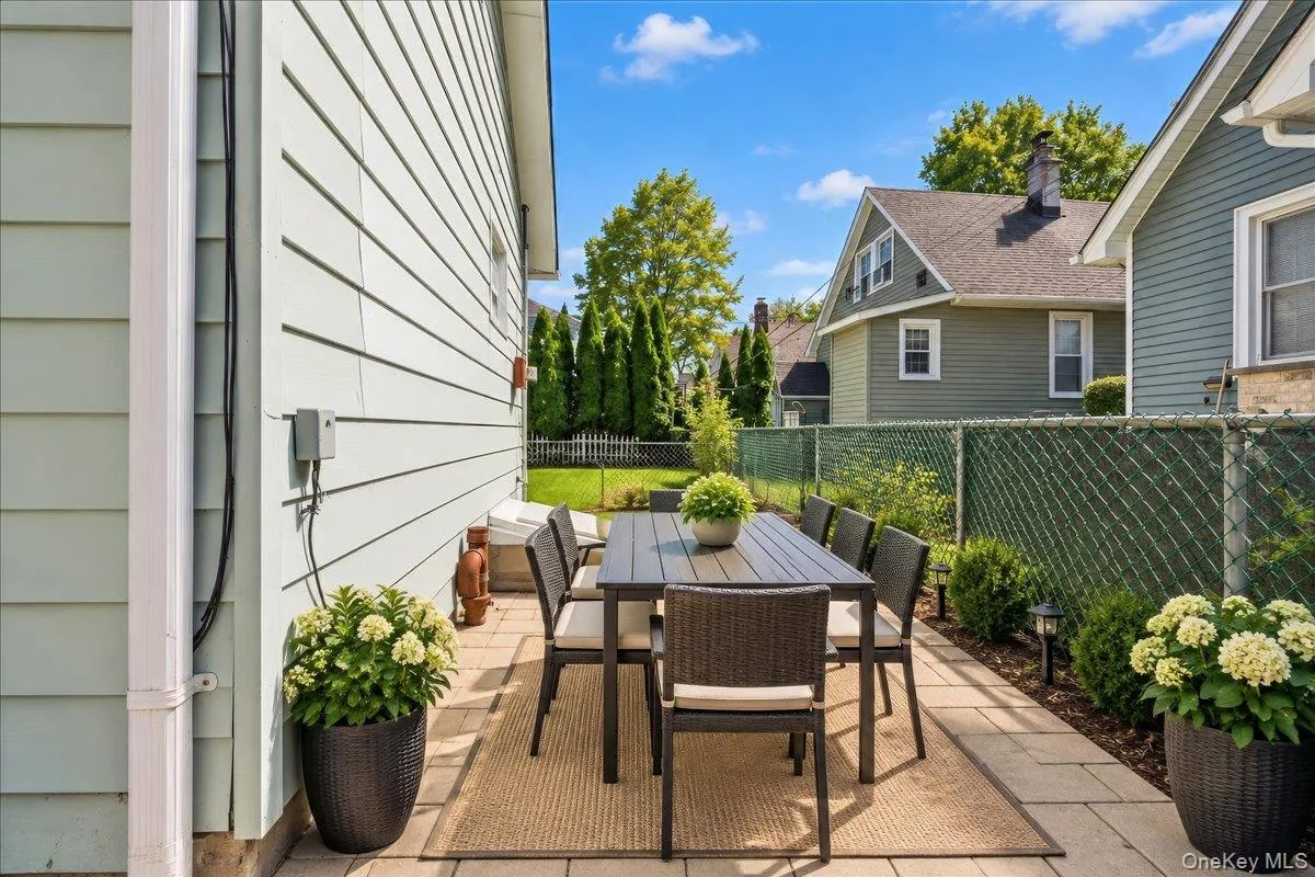 11 Oak Avenue, New York, NY, 2 Bedrooms Bedrooms, 4 Rooms Rooms,1 BathroomBathrooms,Residential,For Rent,Oak,0,1049248 11 Oak Avenue, New York, NY, 2 Bedrooms Bedrooms, 4 Rooms Rooms,1 BathroomBathrooms,Residential,For Rent,Oak,0,1049248