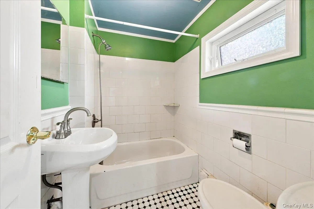 11 Oak Avenue, New York, NY, 2 Bedrooms Bedrooms, 4 Rooms Rooms,1 BathroomBathrooms,Residential,For Rent,Oak,0,1049248 11 Oak Avenue, New York, NY, 2 Bedrooms Bedrooms, 4 Rooms Rooms,1 BathroomBathrooms,Residential,For Rent,Oak,0,1049248