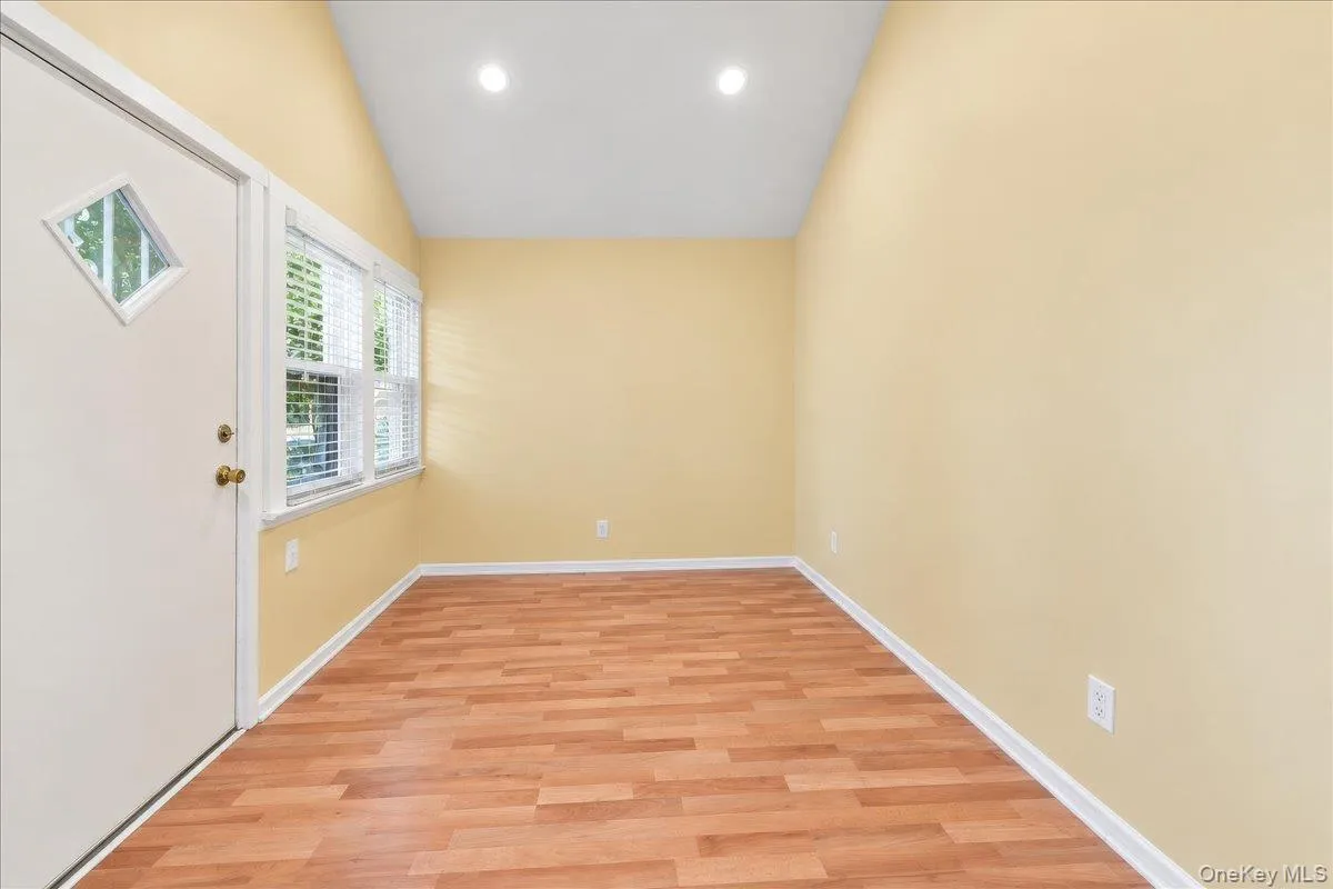 11 Oak Avenue, New York, NY, 2 Bedrooms Bedrooms, 4 Rooms Rooms,1 BathroomBathrooms,Residential,For Rent,Oak,0,1049248 11 Oak Avenue, New York, NY, 2 Bedrooms Bedrooms, 4 Rooms Rooms,1 BathroomBathrooms,Residential,For Rent,Oak,0,1049248