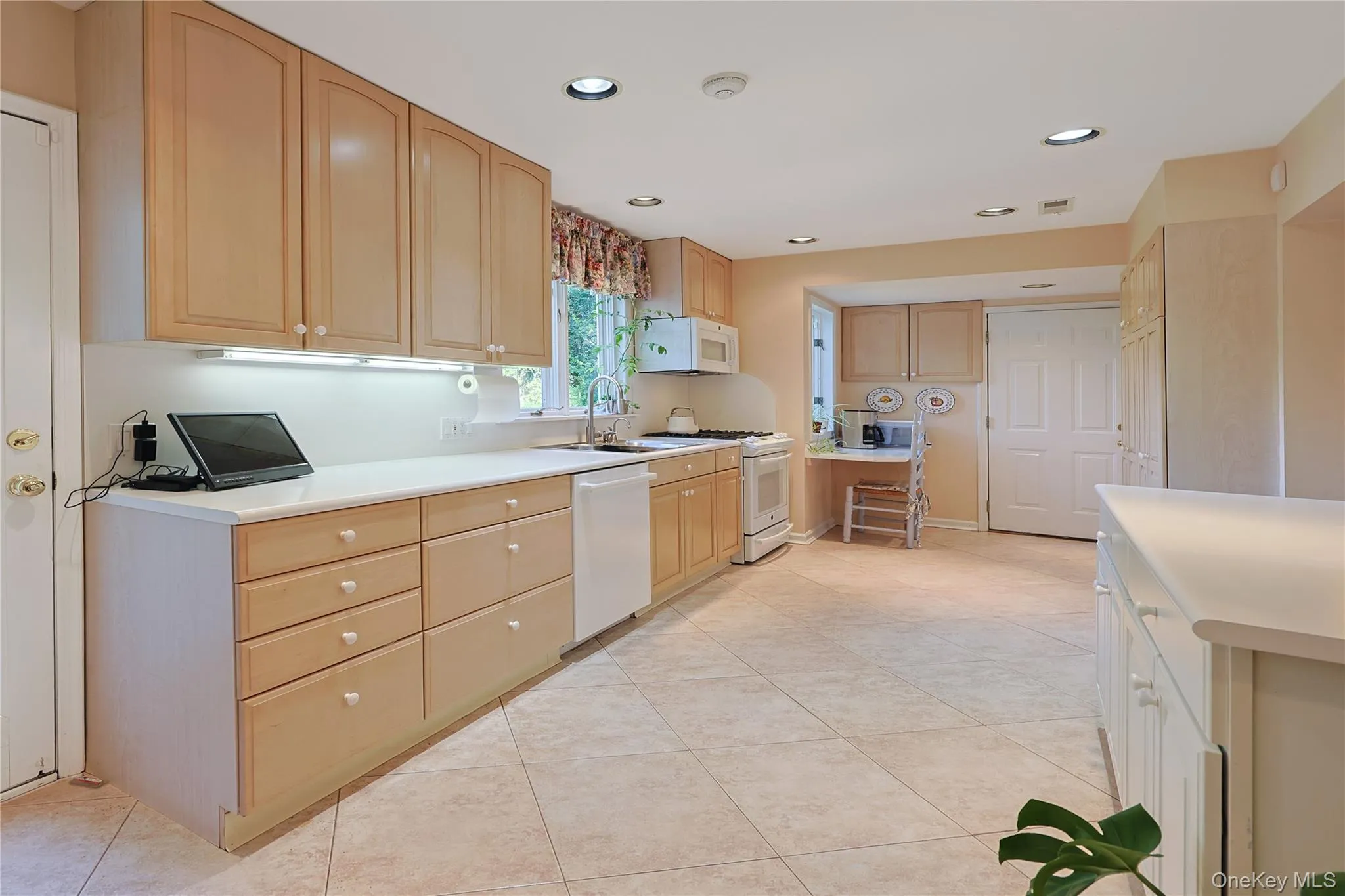 30 Old Field Lane, North Hempstead, NY, 4 Bedrooms Bedrooms, 10 Rooms Rooms,3 BathroomsBathrooms,Residential,For Rent,Old Field,0,1049250 30 Old Field Lane, North Hempstead, NY, 4 Bedrooms Bedrooms, 10 Rooms Rooms,3 BathroomsBathrooms,Residential,For Rent,Old Field,0,1049250