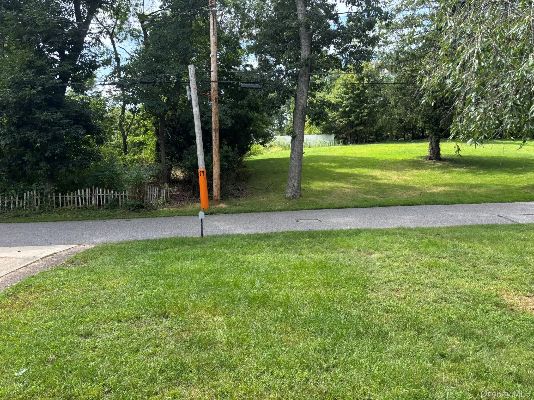 Front yard view. Front yard view.
