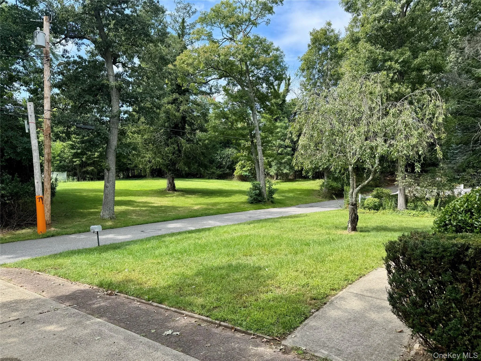 Front yard view. Front yard view.