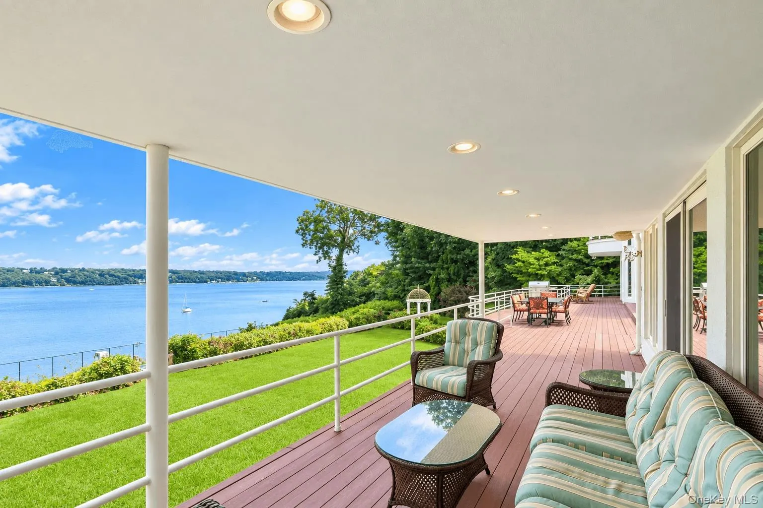 Expansive balcony with endless views Expansive balcony with endless views