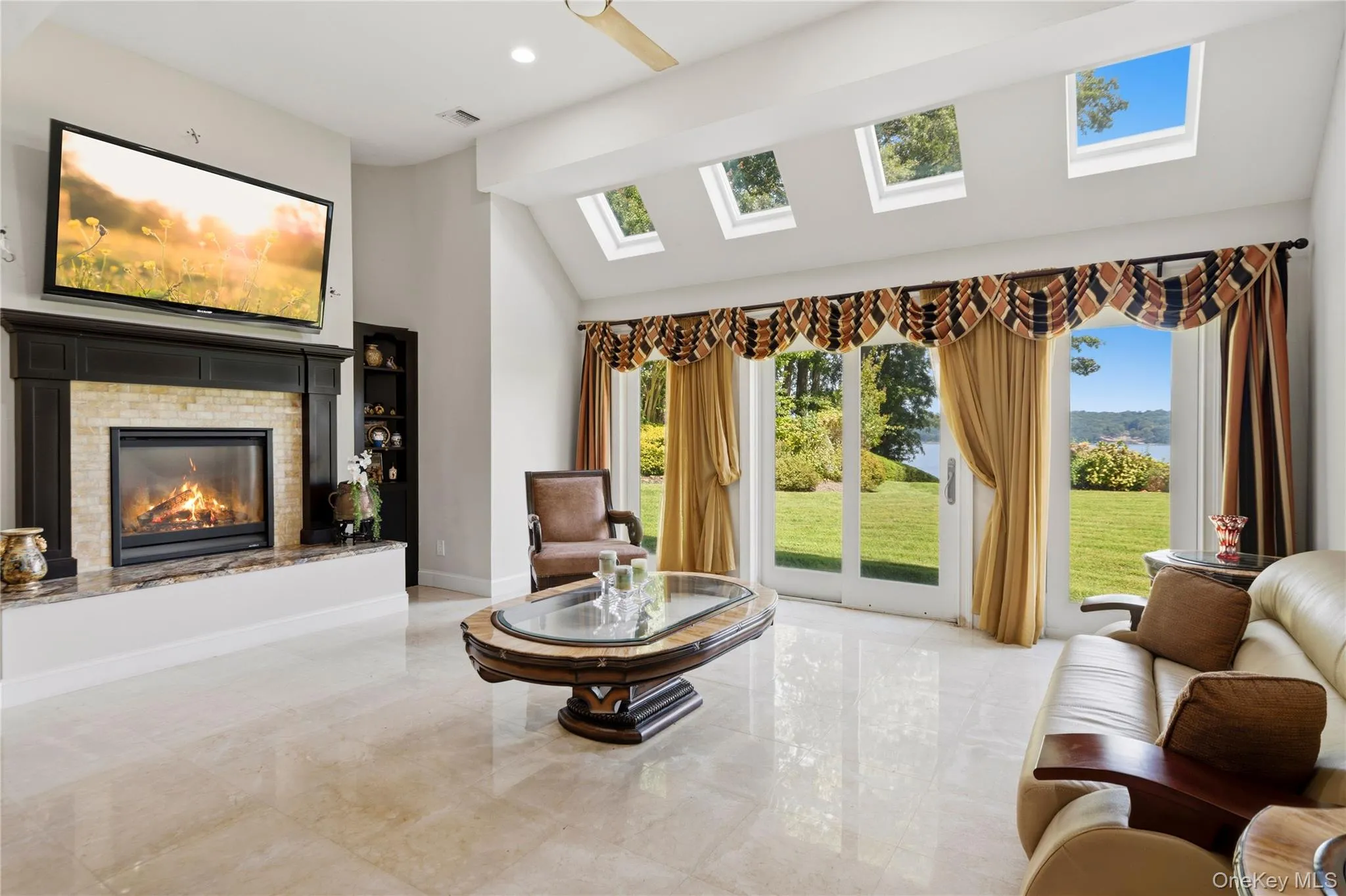 Guest quarters with separate entrance-fireplace, full kitchen and bedroom suite Guest quarters with separate entrance-fireplace, full kitchen and bedroom suite