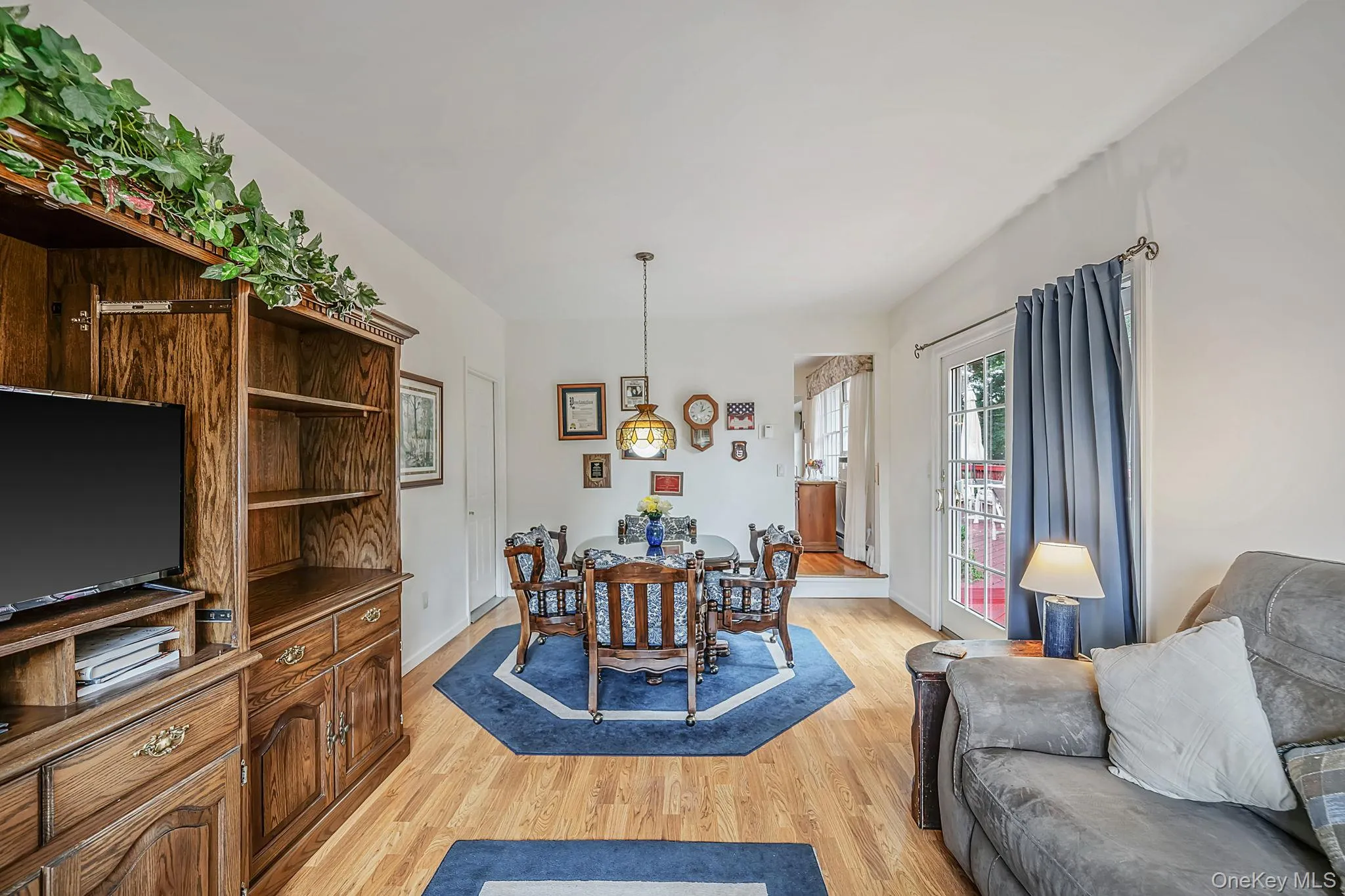 24 Spruce Street, Smithtown, NY, 3 Bedrooms Bedrooms, 7 Rooms Rooms,1 BathroomBathrooms,Residential,For Rent,Spruce,0,1049318 24 Spruce Street, Smithtown, NY, 3 Bedrooms Bedrooms, 7 Rooms Rooms,1 BathroomBathrooms,Residential,For Rent,Spruce,0,1049318