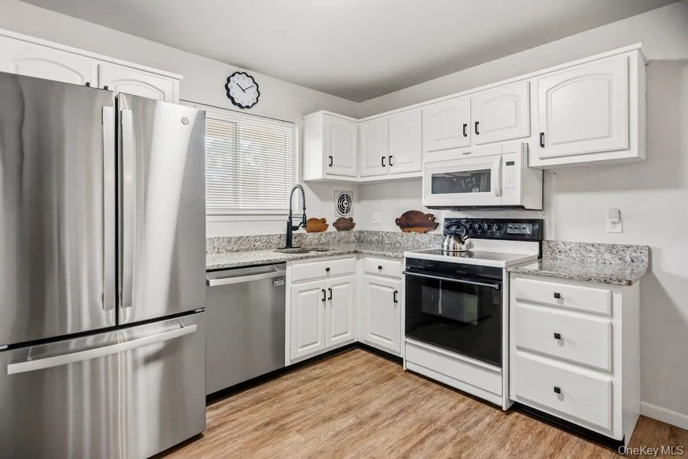 24 Blackfoot Trail, Brookhaven, NY, 3 Bedrooms Bedrooms, 7 Rooms Rooms,1 BathroomBathrooms,Residential,For Rent,Blackfoot,0,1049337 24 Blackfoot Trail, Brookhaven, NY, 3 Bedrooms Bedrooms, 7 Rooms Rooms,1 BathroomBathrooms,Residential,For Rent,Blackfoot,0,1049337