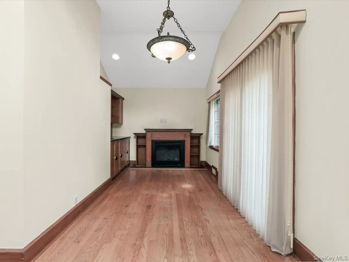 2 Amherst Road, North Hempstead, NY, 4 Bedrooms Bedrooms, 12 Rooms Rooms,3 BathroomsBathrooms,Residential,For Rent,Amherst,0,1049343 2 Amherst Road, North Hempstead, NY, 4 Bedrooms Bedrooms, 12 Rooms Rooms,3 BathroomsBathrooms,Residential,For Rent,Amherst,0,1049343